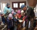 Bild: gz
Die Vorschulkinder kosteten das frische Mehlprodukt.