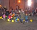 Bild: fz
Martinszug des Kindergartens Maria Königin. Die Buben und Mädchen ziehen mit ihren Betreuerinnen singend durch die Straßen.