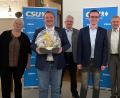 Bild: mez
Kreisvorsitzender Tobias Reiß, seine Stellvertreter Angela Burger und Johannes Reger sowie Landrat Roland und Matthias Grundler sagten ein herzliches „Vergelt´s Gott“ an den scheidenden Kreisgeschäftsführer Mario Rabenbauer (mit Präsent) sowie seinen Nachfolger Adrian Käß.