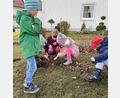 Bild: lgc
Mit Begeisterung waren die Kinder bei der Pflanzaktion bei der Sache. Das Ergebnis wird im Frühjahr eine blühende Ortsmitte sein.