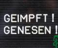 Bild: Robert Michael
„Geimpft! Genesen!“ steht auf einem Schild an einer Bar.