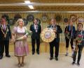 Bild: SG Andreas Hofer/ exb
Im Bild (von rechts) die alten und neuen gekrönten Häupter: Carina Thoma, Kerstin Knegten, Günther Hößl und Reimund Brunner. Zu den jeweiligen Titeln gratulierten Schützenmeister Stefan Kraus und Schützenliesl Christina Hößl (von links).
