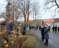 Bild: do
Gemeinde, Bevölkerung, Kirche, Vereine und Vertreter der Bundeswehr und der US-Army erinnerten zum Volkstrauertag gemeinsam in einer Gedenkfeier an die Opfer von Krieg, Gewalt, Terror und an die Corona-Toten