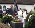 Bild: e
Volkstrauertag in Kümmersbruck: Kommandeur Sebastian Erbe vom Kümmersbrucker Logistikbataillon 472 salutiert nach der Kranzniederlegung.