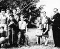 Archivbild: ü
Zeltlager in Falkenberg mit dem damaligen Kaplan Wilhelm Schraml (rechts). Die Burschen vorne von links: Josef Kellner, Hans Dörfler, Karl Brütting. Stehend von links: Manfred Leißner, Georg Bernhardt, Fritz Fürk, Herbert Götz und Ludwig Schneider.