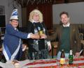 Bild: wro
Prost auf Fasching 2021/2022 in Wiesau: Zweiter Bürgermeister Michael Dutz mit dem selbst ernannten Prinzenpaar Ewalda I. alias Ewald Oppl und Elfried I. alias Elfriede Lang (von rechts).