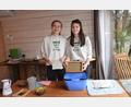 Bild: bö
Emma (links) und Hanna sind mit ihrem Projekt "Papier aus Laub" zum "Kika"-Finale nach Erfurt eingeladen worden.