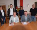 Bild: bö
Kümmersbrucks Bürgermeister Roland Strehl (vorne links) und Hohenburgs Bürgermeister Florian Junkes (vorne rechts) haben die Vereinbarung der Standesamtsübertragung ratifiziert. Mit dabei (stehend von links): Christiane Purschke, Wolfgang Roggenhofer (beide Kümmersbruck) sowie Kathrin Lautenschlager und Rainer Dertinger (beide Hohenburg).