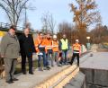 Bild: Martina Beierl/exb
Sie machten sich ein Bild vom Fortschritt der Sanierungsarbeiten an der Bruckmühlbrücke: Walter Trösch, Ingenieurbüro Steinert & Trösch, Landrat Richard Reisinger, Matthias Kolb und Philipp Biesler vom Tiefbauamt, Oliver Schmalhofer, Strabag AG in Roding, Stefan Pöhlmann vom Ingenieurbüro UTA in Amberg sowie Markus Simon vom Ingenieurbüro Markus Simon in Hahnbach (von links).