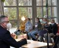 Bild: Stephan Huber
Zieht die Fünftklässler in seinen Bann: Bürgermeister Michael Göth liest in der Aula am HCA-Gymnasium aus dem Roman "Drachenreiter" von Cornelia Funke vor.