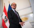 Bild: Michael Gruber/dpa
Österreichs Bundeskanzler Alexander Schallenberg kommt nach einer Krisensitzung mit den Ministerpräsidenten zu einer Pressekonferenz.