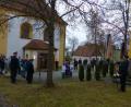 Bild: hme
Zur Gedenkfeier zum Volkstrauertag versammelten sich die Teilnehmer zwischen Kriegerdenkmal und Kirche in Neudorf.