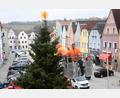 Bild: Gabi Schönberger
Mit Hilfe einer Drehleiter schmücken die Mitarbeiter des Bauhofs der Stadt die Nordmann-Tanne.