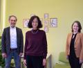 Bild: szl
Als Referendarin startete Diana Dippel (Mitte) ihre Lehrerkarriere im Landkreis Tirschenreuth, als Schulleiterin kehrt sie zurück. Die 53-Jährige übernimmt die Schulleitung der Grundschule Plößberg. Darüber freuen sich die beiden Schulamtsdirektoren Rudi Kunz und Martina Puff.