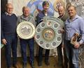 Bild: ibj
Bürgermeister Bernhard Lindner (links) und Schützenmeister Werner (Zweiter von rechts) gratulieren den erfolgreichen Schützen Hans Koch und Martin Sichelstiel (ab Zweiter von links) sowie Martin Weiß (rechts).