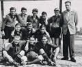 Bild: bk
Die Jugendelf des FC Kaltenbrunn im Frühjahr 1955 auf dem Sportplatz am Galgenbühl mit vorne sitzend von links Josef Pecho, Alfons Bösl, Karl Zeinz,, dahinter Hans Grünbauer, Hans Fischer, Adolf Neubauer und stehend von links Leonhard Bernklau, Hans Ertl, Martin Ertl, Karl Krauß, Karl Klier und Leiter Herbert Seidel.