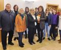Bild: hai
Eine große Freude bereiteten vom Chor „Kids & More“ Lucia Stelzer (Fünfte von links), Sieglinde Hübner, Anette Hagn, Angelika Veigl, Mirja Weber, Milena Bauer, Waltraud Prischenk und Claudia Deubzer (von rechts) den Vertretern vom „Kleinen Dienst“ mit Claudia Hauer (Sechste von rechts), Helmut Würfel (Zweiter von rechts) und Christine Kirchberger (Zweite von links). Mit im Bild ist Pfarrer Sven Grillmeier (links).