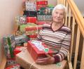 Bild: Gabi Schönberger
Rosemarie Meier hat für die Aktion „Weihnachten im Schuhkarton“ in diesem Jahr 32 Päckchen für Kinder aus Osteuropa gepackt. Sie und die Frauen ihrer Gymnastikgruppe im Frauenbund St. Elisabeth haben dafür auch liebevoll genähte und gestrickte Geschenke beigesteuert.