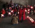 Bild: Kinderhaus St. Michael/exb
Lorenz Bäumler als Martin und Xaver Schwientek als Bettler bei einer der Martinsfeiern des Kinderhauses St. Michael.