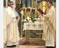 Bild: bö
Pater Slawomir Niemczewski (links) wird bei einem Festgottesdienst mit Gläubigen aus beiden Pfarreien von Dekan Markus Brunner (rechts) offiziell mit der Betreuung der beiden Pfarreien Mariä Himmelfahrt Rieden und St. Michael Vilshofen beauftragt.