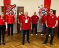 Bild: Johannes Berner/exb 
Robert Fröhler, Veronika Hofmann, Gerald Scharf, Sebastian Nerger, Bernd Hofmann, Christian Fleischer, Bernhard Wiederer, Michael Hösl und Günther Wicha (von links) gehören dem neuen Präsidium des FC-Bayern-Fanclubs an.