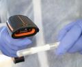 Bild: Sebastian Gollnow
Dunkle Fasern finden sich entweder produktionsbedingt auf den Masken und Teststäbchen oder sie sind nach dem Auspacken darauf gelandet.