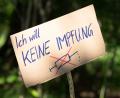 Bild: Sebastian Kahnert
Ein Schild mit der Aufschrift „Ich will keine Impfung“ am Rande einer Kundgebung in Dresden. Foto: Sebastian Kahnert/dpa