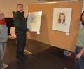Bild: jr
Künstlerischer Leiter Hans-Günther Pietschmann beim Aufbau der 43. Malkreis-Ausstellung gemeinsam mit den beiden Organisatorinnen der Gruppierung, Helga Müller und Nicole Schuller (rechts).