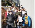 Bild: wel
Stolz präsentieren die Grundschüler die Urkunde von Kultusminister Michael Piazzolo und Gesundheitsminister Klaus Holetschek.