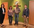 Bild: Bayerisches Landwirtschaftsministerium/exb
Die Bayerische Staatsministerin für Ernährung, Landwirtschaft und Forsten, Michaela Kaniber (CSU/von links), nahm sich für ihre Gäste aus Ebnath, Elisabeth und Gerhard Schinner, viel Zeit. Bei der Übergabe des neuen Wappens war auch der Brander Landtagsabgeordnete Tobias Reiß dabei.