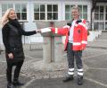Bild: pi
"Vergelt's Gott" sagt Edeltraud Pilfusek (rechts) an Manda Kick für die 300 Euro.