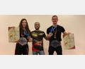 Bild: exb
Die erfolgreichen Kickboxer mit Trainer (von links): Alessandra Berg, Ali Dayekh und Andy Schmieding.