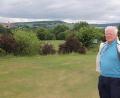 Archivbild: kro
Im Alter von 78 Jahren verstorben ist am Sonntag Dr. Wolfgang Ries (im Bild auf dem Golfplatz bei Bad Neualbenreuth). Der Gynäkologe war auch Gründungsmitglied des Golfclubs Stiftland sowie seit 1995 dessen Präsident und gilt außerdem als Initiator des Rotary-Clubs Stiftland.