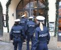 Archivbild: Felix Hörhager/dpa
Wie auf diesem Bild in München kontrollierten Polizeibeamte am Montag auch im Schwandorfer Stadtgebiet sowie in Burglengenfeld, ob die Corona-Maßnahmen umgesetzt werden.