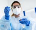 Bild: Jean-Christophe Bott/KEYSTONE/dpa
Eine Krankenschwester steckt eine Probe mit einem Nasenabstrich eines Patienten, der auf das Coronavirus getestet wird, in einen Behälter.