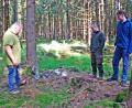 Bild: enz
Besichtigung einer der Unglücksstellen am Tillenberg mit Alois Grillmeier (Altmugl), dem Revierförster Jakub Jagl und dem interessierten Feriengast Moritz Wall (von links).