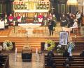 Bild: njn
Vor dem Altar in der Basilika Altötting war Schramls Sarg aufgebahrt und sein Bild inmitten von Blumenkränzen aufgestellt. Bürgermeister Johannes Reger sprach einen Nachruf.