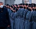 Bild: Bay. Staatskanzlei/exb
185 Rekruten des Panzerbataillons 104 traten vor Schloss Nymphenburg in München zum Gelöbnis an. Ministerpräsident Dr. Markus Söder schritt die Formation ab.