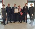 Bild: slu
Wilfried Neuber ist nun Ehrenvorsitzender. Unser Bild zeigt ihn nach der Urkundenverleihung zusammen mit seiner Gattin Karin, Bürgermeister Rudolf J. Teplitzky (Zweiter von rechts) und den Museumsvertretern Maria Ahlemeyer (links) , Dr. Ludwig Schießl (Zweiter von links) und Siegfried Bräuer (rechts).