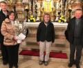 Bild: twg
Pfarrer Josef Waleszczuk (rechts) und Müttervereinsvorsitzende Anni König (Mitte), dankten Sängerin Brigitte Traeger und ihrem Ehemann Siegfried Stenglein für den ergreifenden Abend.