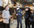Bild: Symbolbild: Felix Hörhager/dpa
Verstärkte Polizeikontrollen hinsichtlich der Einhaltung der 2G-Regel, wie hier in einem Lokal in München, wird es ab sofort auch in Restaurants, Clubs, Hotels und soweiter im Landkreis Tirschenreuth geben.