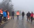 Bild: no
Im dichten Nebel erfolgte die Freigabe der Straße zum Weiler Bodenhof in der Gemeinde Illschwang führt: Mit dabei waren unter anderem MdL Harald Schwartz (4.von rechts), der Bürgermeister der Gemeinde Illschwang Dieter Dehling (3. von rechts), der Vorsitzende des Wasserzweckverbands der Bachetsfeldgruppe Reiner Pickel. und Matthias Schiffl vom Amt für Ländliche Entwicklung Oberpfalz