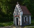 Bild: Alois Hubmann /exb
Fotoclubsprecher Alois Hubmann konnte stolz über Erfolge seiner Clubmitglieder vermelden. Auch sein Vortrag über Andachtskapellen, hier im Bild die Herrmannkapelle am Ortseingang von Pleystein, erhielt viel Beifall.