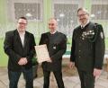 Bild: adj
Schützenmeister Manuel Stich (links) und Christian Behr (rechts) übergeben Ehrenschützenmeister Jürgen Merkl (Mitte) die Urkunde.