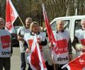 Symbolbild: Norbert Försterling
Zivilbeschäftigte der Stationierungsstreikräfte stehen vor einem Streiklokal. Diesmal wurde binnen zwei Tagen eine Abschluss gefunden.