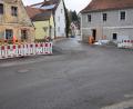 Bild: bö
An der Auffahrt zur oberen Lauterachbrücke/Einmündung Mendorferbucher Straße werden am Dienstag, 23. November 2021, Asphaltierungs-Arbeiten vorgenommen. Am Mittwoch, 24. November, ist de obere Teil der Mendorferbucher Straße an der Reihe. Die Vorbereitungen dafür laufen bereits.