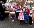 Bild: R. Kreuzer
17 Päckchen packten die Kinder vom AWO Kindergarten Kunterbunt in Weiden mit ihren Erzieherinnen für Menschen in Osteuropa zu Weihnachten.