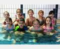 Bild: DLRG/exb
Die Teilnehmer des ersten von zwei Schwimmkursen der DLRG im Hallenbad Mitterteich
