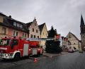 Bild: mde
Eine stattliche Nordmanntanne ziert den Kemnather Stadtplatz in dieser Weihnachtszeit. Ein Trupp der Feuerwehr Kemnath mit der Drehleiter und Mitarbeiter des städtischen Bauhofs sorgten am Donnerstagvormittag dafür, dass die Lichter am Weihnachtsbaum erstrahlen können.
