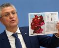 Bild: Wolfgang Kumm
Lothar Wieler, RKI-Präsident, stellt vor der Bundespressekonferenz eine Grafik mit den neuesten Corona-Zahlen vor. Foto: Wolfgang Kumm/dpa